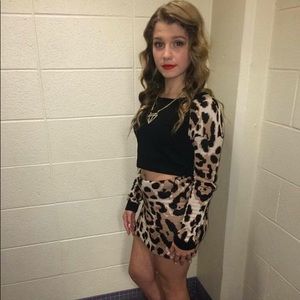 High waste fitted cheetah print skirt.